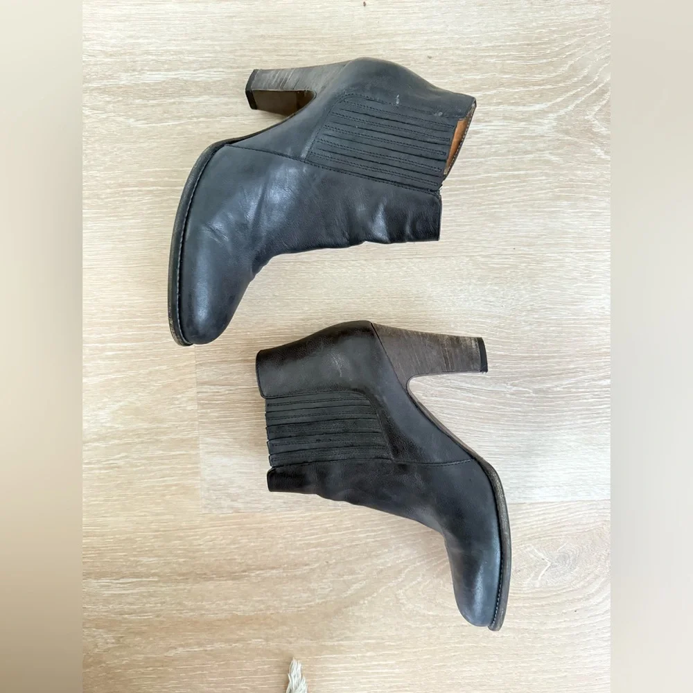 Aquatalia black leather boots made in Italy size 9.5